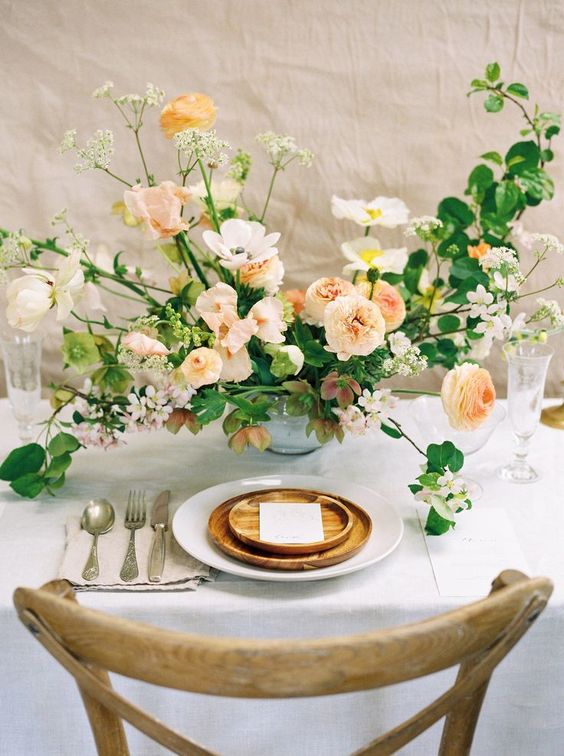 Dekoracje weselne stołów, kwiatowe dekoracje, wiosenne dekoracje stołów, wiosenne dekoracje ślubne, wiosenne kompozycje ślubne, wiosenne kwiaty, kwiatowe pomysły na ślub wiosną, wiosenne kompozycje na ślub, ślub na wiosnę, kwiaty do ślubu, wesele wiosną, spring wedding, spring decorations table