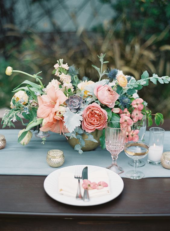 Dekoracje weselne stołów, kwiatowe dekoracje, wiosenne dekoracje stołów, wiosenne dekoracje ślubne, wiosenne kompozycje ślubne, wiosenne kwiaty, kwiatowe pomysły na ślub wiosną, wiosenne kompozycje na ślub, ślub na wiosnę, kwiaty do ślubu, wesele wiosną, spring wedding, spring decorations table