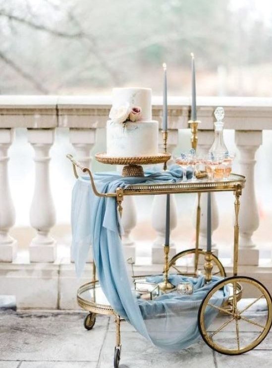 Tort ślubny, tort weselny, wesele w kolorze niebieskim, imspiracje ślubne, blog ślubny, stolik pod tort, jak podać tort na wesele
