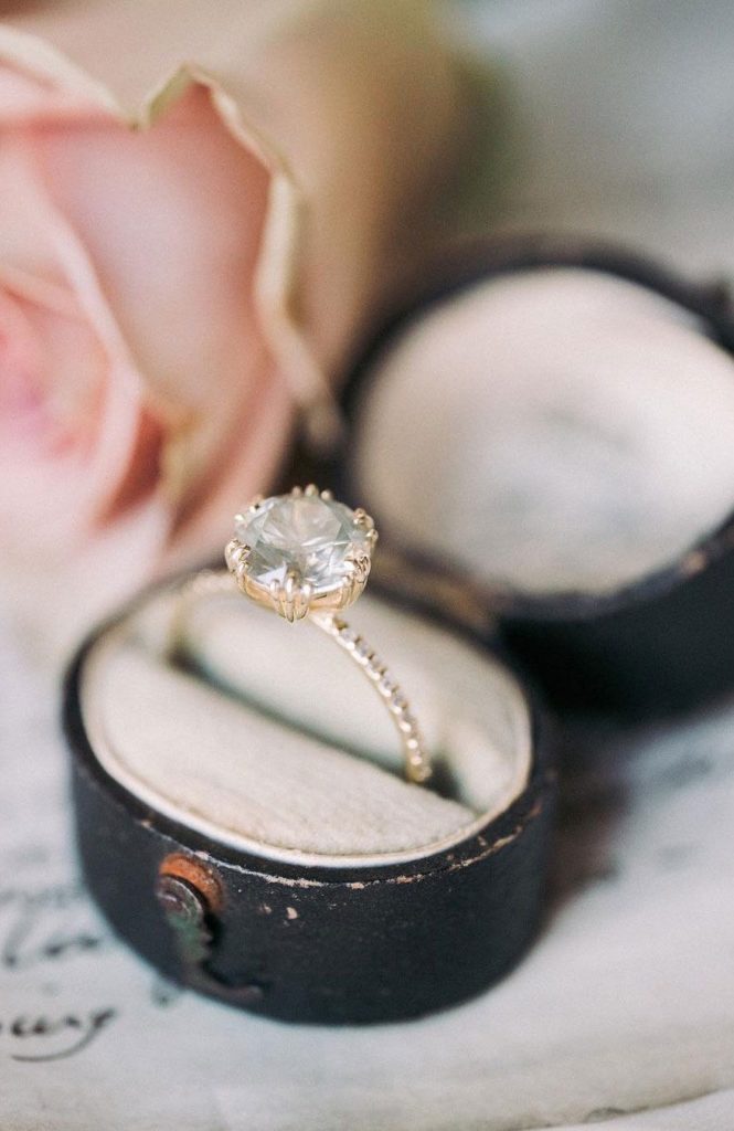 Zakup pierścionka zaręczynowego, Jaki wybrać pierścionek, Zaręczyny, Oświadczyny, Narzeczona, Narzeczony, Planowanie ślubu, Małżeństwo, Biżuteria ślubna, Pomysły na zaręczyny, Złoty pierścionek, Pierścionek z diamentem, engagement ring, diamond ring, jewelry