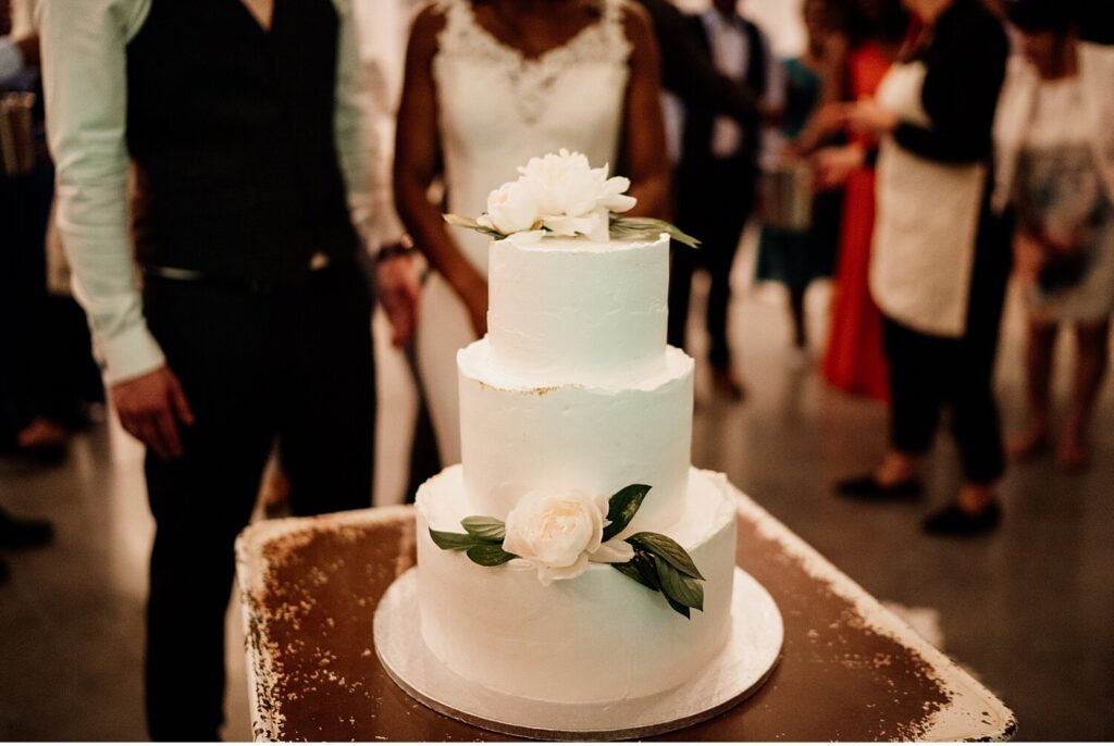Tort weselny, tort ślubny, tort na weselu, godzina serwowania tortu weselnego, weselne tradycje, polskie wesele
