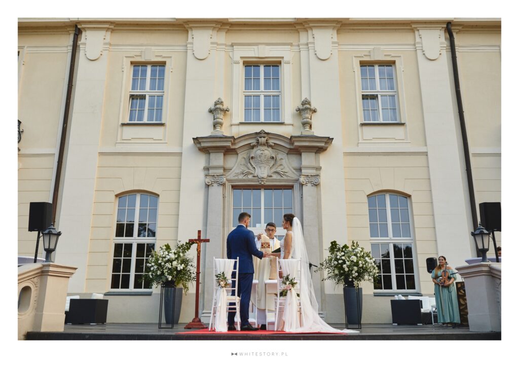 Ślub kościelny w plenerze, ślub w plenerze Kraków, ślub plenerowy, ślub kościelny plenerowy, ślub kościelny w ogrodzie, ślub kościelny poza kościołem, organizacja ślubu plenerowego, ślub kościelny w plenerze czy to możliwe, miejsce na ślub kościelny Kraków, konsultant ślubny Kraków, Wedding Planner Krakow