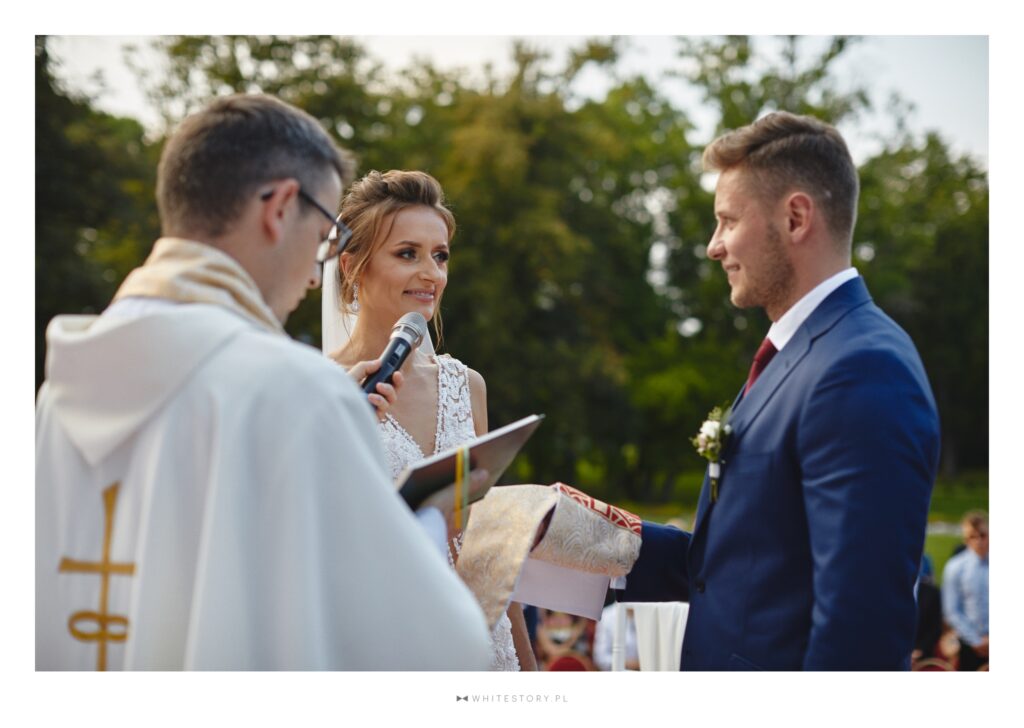 Ślub kościelny w plenerze, ślub w plenerze Kraków, ślub plenerowy, ślub kościelny plenerowy, ślub kościelny w ogrodzie, ślub kościelny poza kościołem, organizacja ślubu plenerowego, ślub kościelny w plenerze czy to możliwe, miejsce na ślub kościelny Kraków, konsultant ślubny Kraków