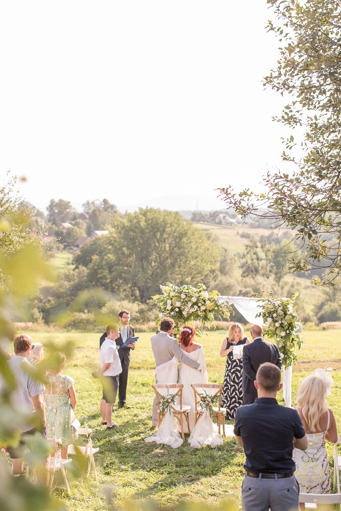 Ślub w domu, ślub w ogrodzie Kraków, Ślub w plenerze w Krakowie, mały ślub, kameralny ślub, ślub symboliczny, ślub humanistyczny, pomysły na ślub w ogrodzie, ślub na świeżym powietrzu, Organizacja ślubu w domu, Inspiracje ślubne, Blog ślubny, Miejsce na ślub Kraków, Winsa Wedding Planner Kraków