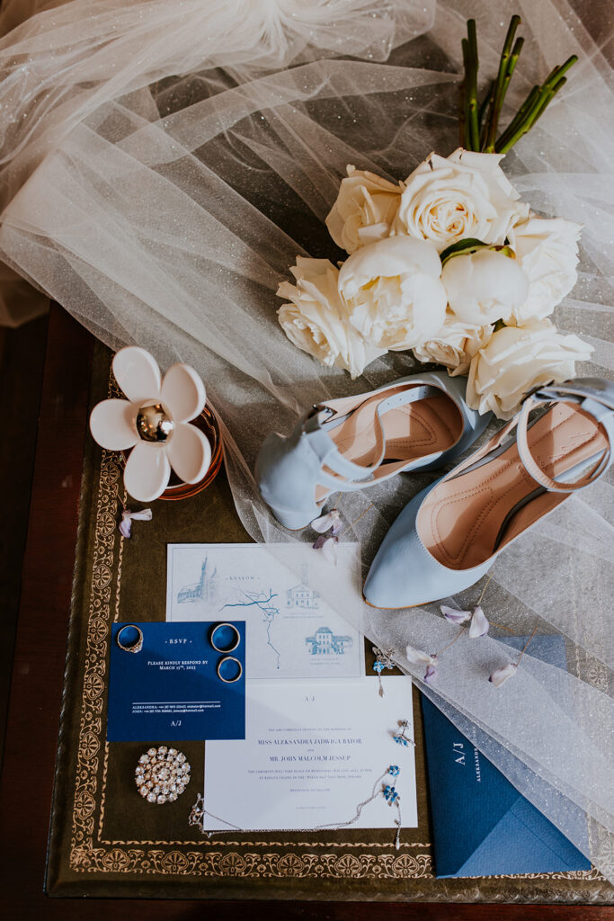 Eleganckie zaproszenia na ślub, szczegóły ślubne, polsko -angielskie wesele, coś niebieskiego na ślub, blue wedding