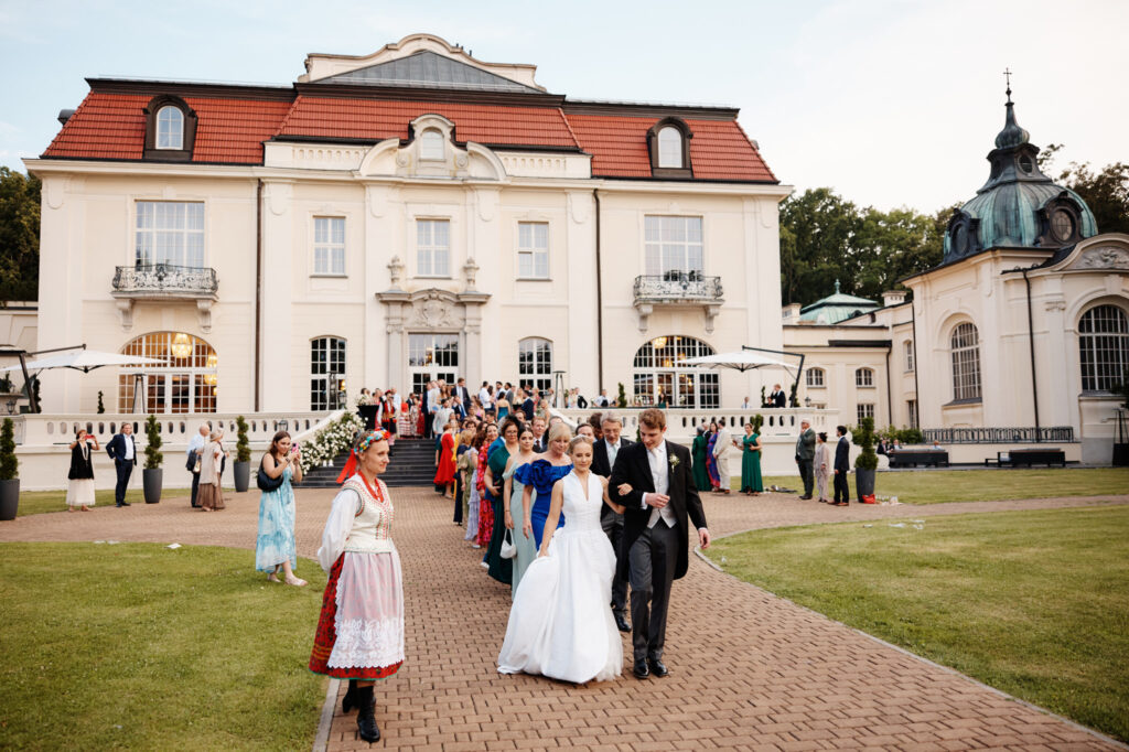 Taniec Polonez na weselu, tradycje ślubne, tradycje weselne, stroje krakowskie, tańce ludowe na weselu