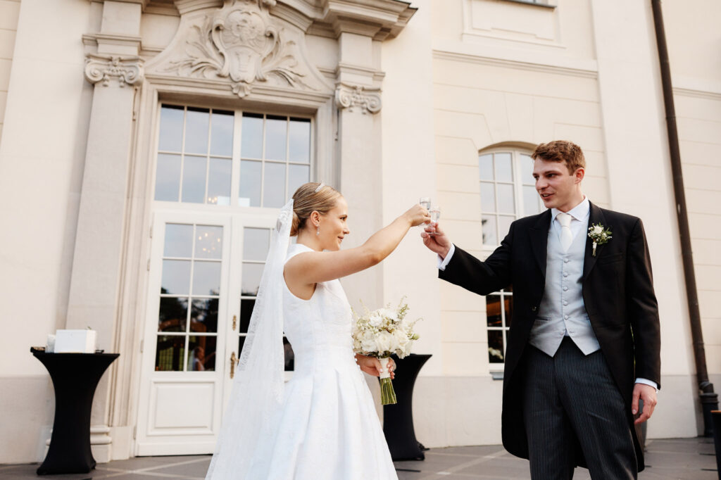 Wesele polsko angielskie, toast ślubny, ślubny aperitif, para młoda