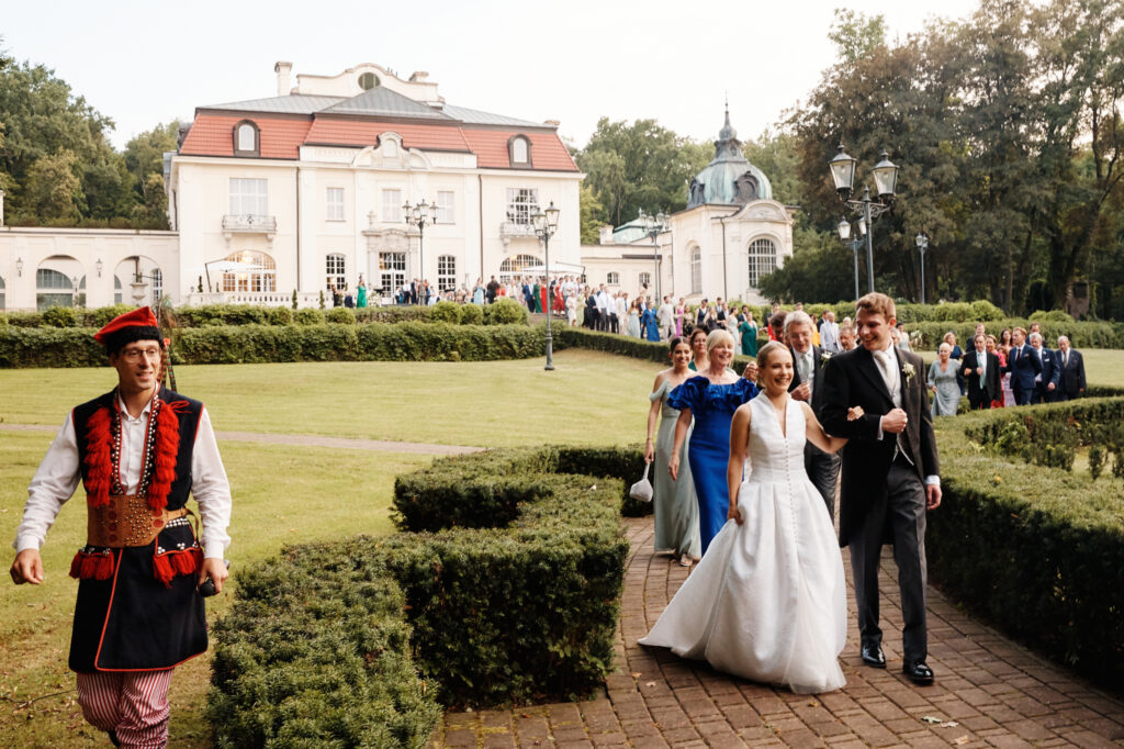 Wesele w Pałacu Goetz, Wesele międzynarodowe, wesele polsko angielskie, sala na wesele Kraków, wesele międzynarodowe, taniec polonez na weselu, taniec w plenerze, koordynacja ślubu i wesela
