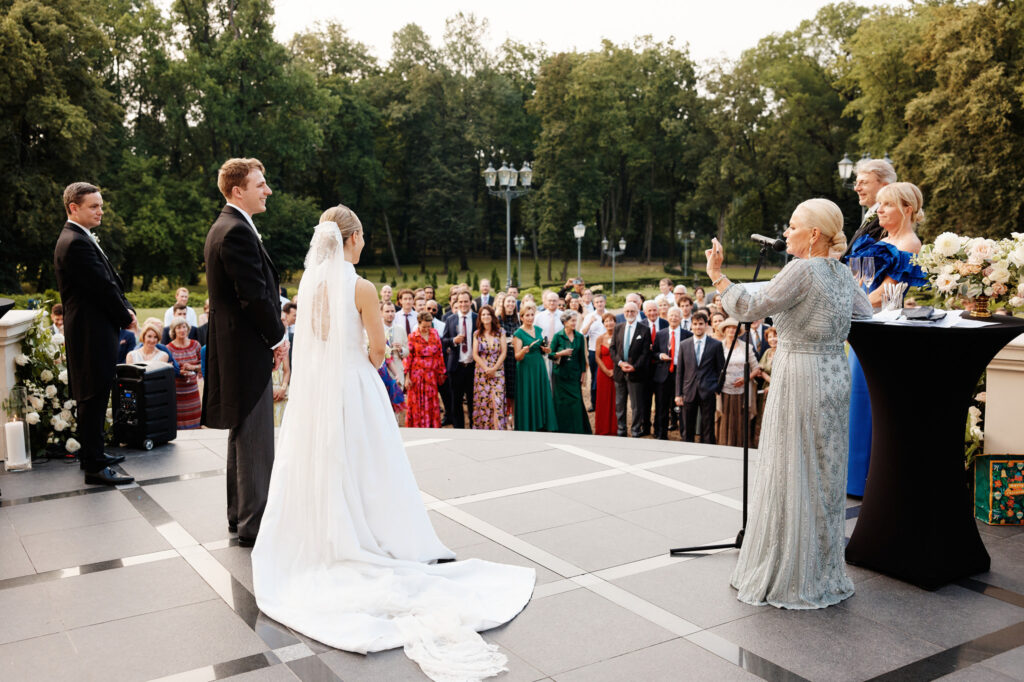 Wesele w Pałacu Goetz, wesele międzynarodowe, przemówienia ślubne w plenerzee