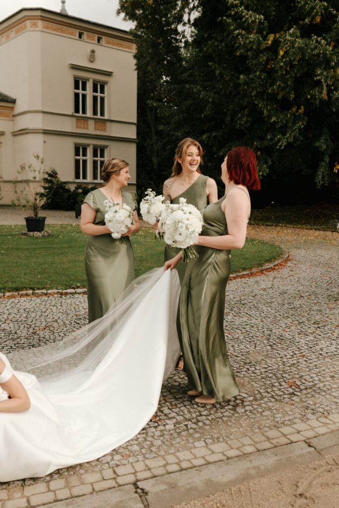 white flowers at the wedding, elegant wedding in Krakow, timeless wedding