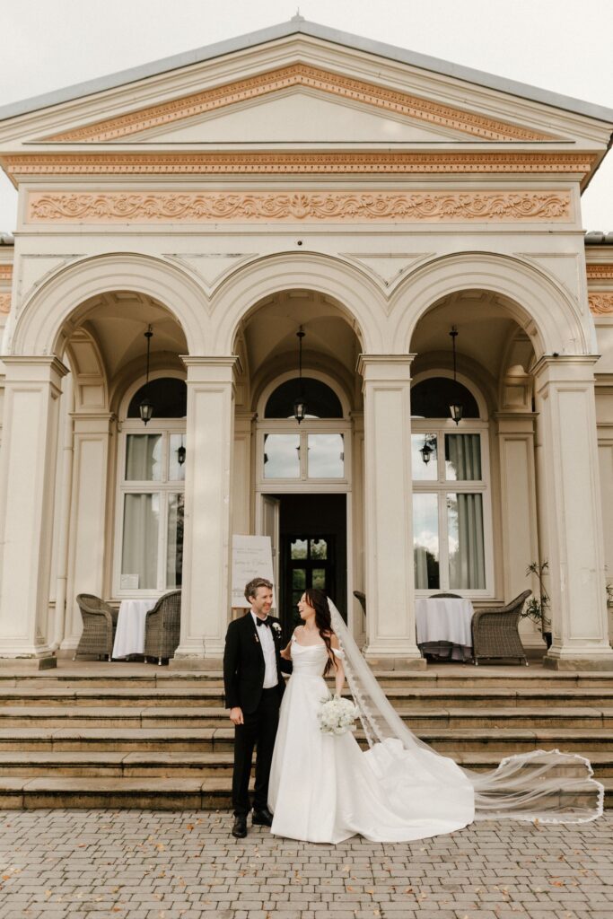 Wedding at the Palace in Krakow, Minoga Palace Wedding, elegant wedding venue in Krakow, Wedding with white flowers
