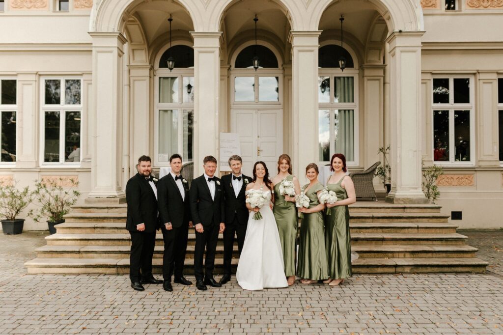 Wedding at the Palace in Krakow, Minoga Palace Wedding, elegant wedding venue in Krakow, Wedding with white flowers. elegant wedding at the Minoga Palace